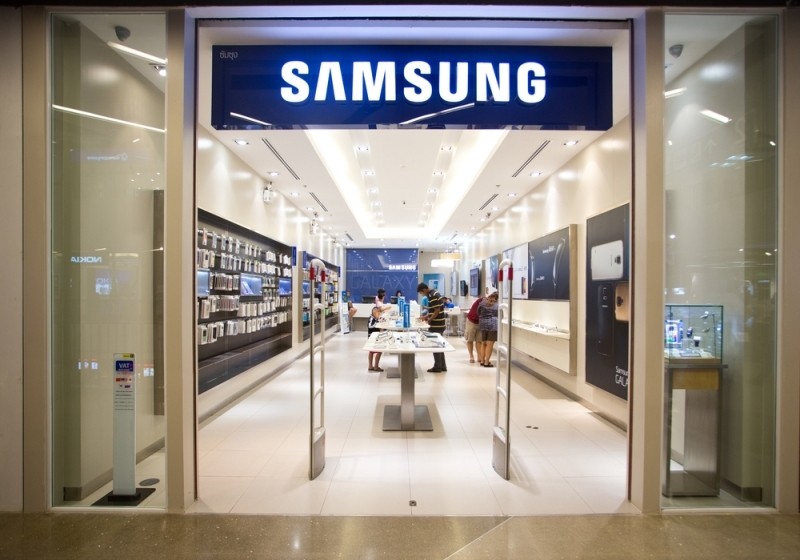 2016 might see Samsung Pay expand into online payments and compete with the likes of PayPal