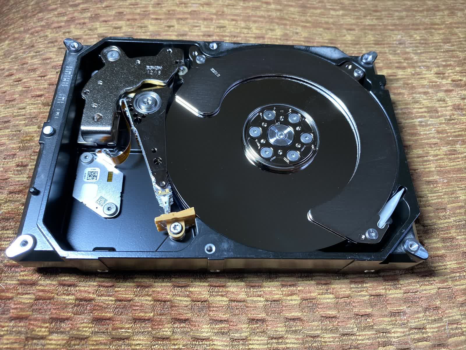 Hdd это. Жесткий диск хдд. Шпиндель жесткий жесткий диск. Винчестер накопитель. Пластины жесткого диска.