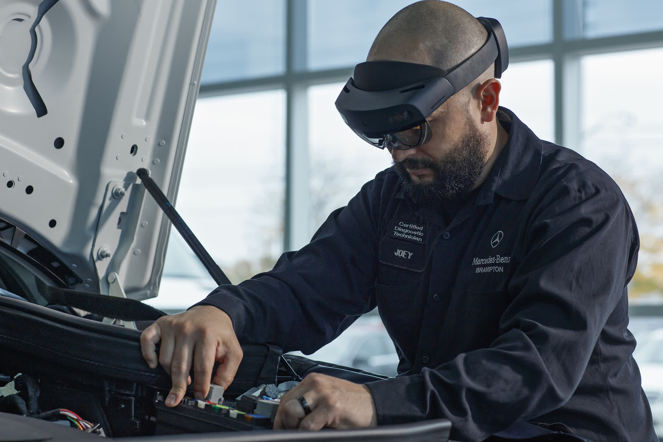 Mercedes-Benz and Microsoft HoloLens 2 show off augmented reality's impact in the automotive space