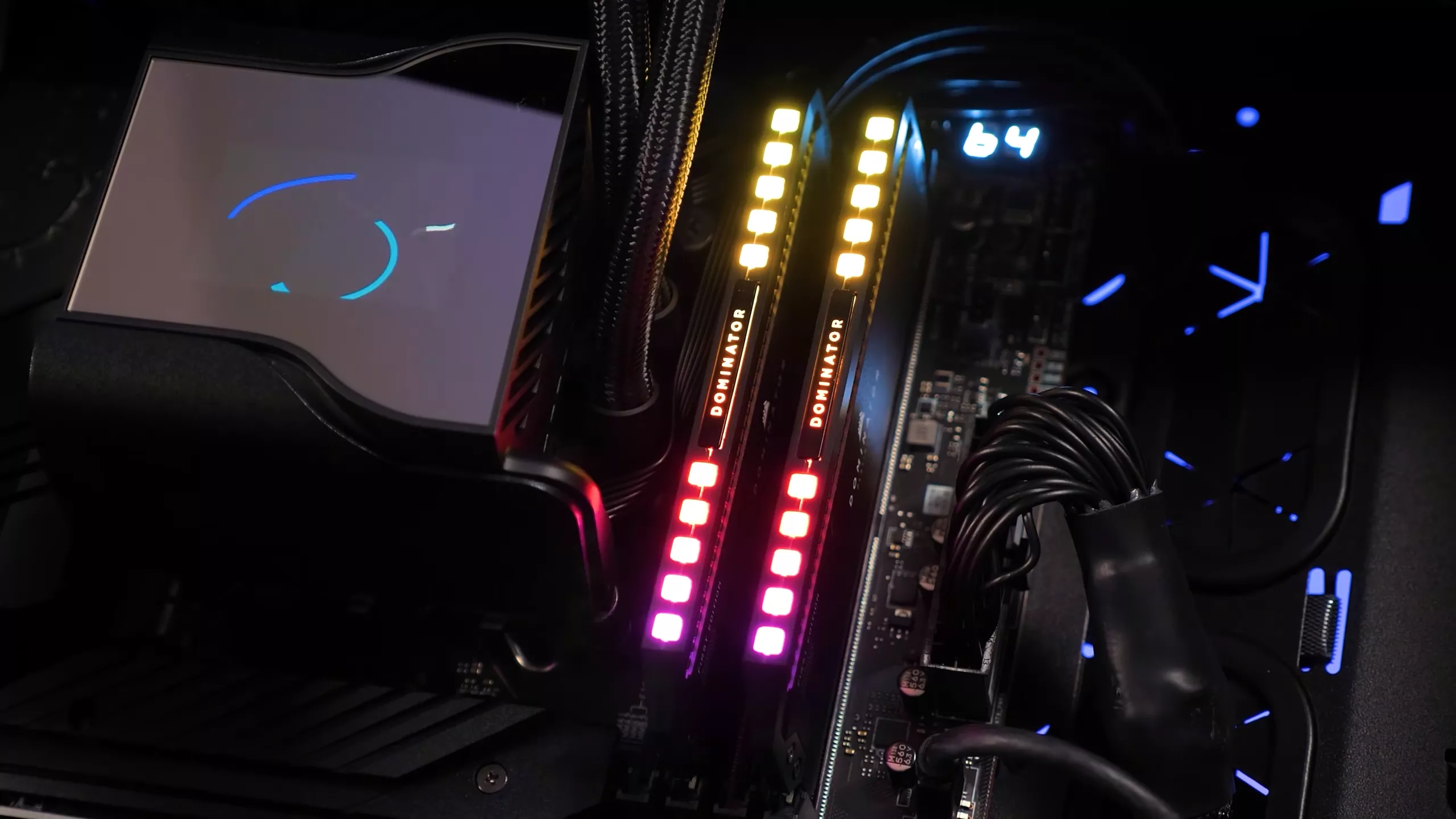 Ông cho biết: "Các nhà máy đang chuyển hướng công suất DRAM tiên tiến để đáp ứng nhu cầu AI, trong khi các trung tâm dữ liệu đang trả giá cao hơn nhiều so với các nhà sản xuất thiết bị tiêu dùng".