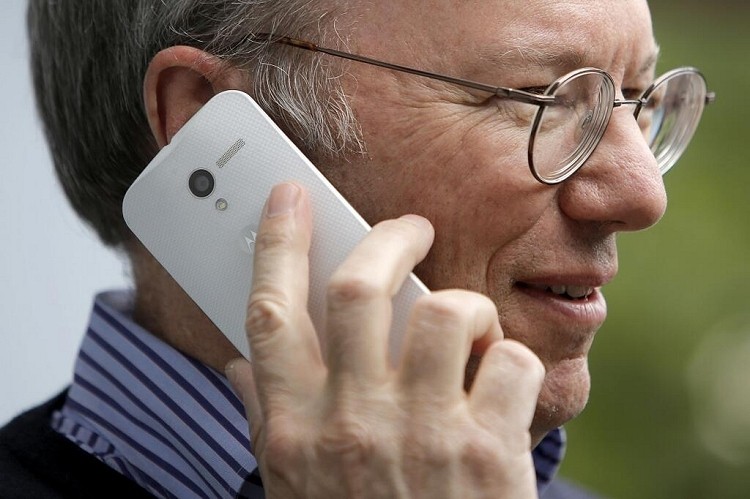 Google chairman Eric Schmidt photographed using Moto X in public