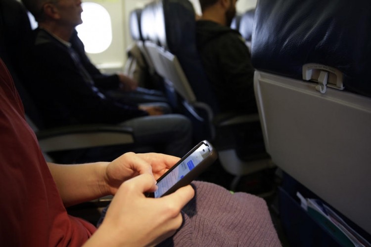 FCC may allow passengers to make in-flight cellular calls