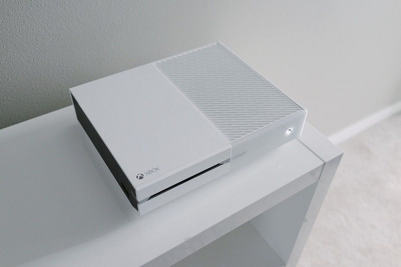 Strikt Ziektecijfers heb vertrouwen Employee-only white Xbox Ones hit eBay starting at $1,800 | TechSpot