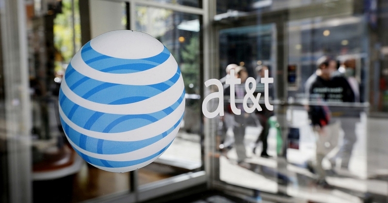 AT&T promotes senior executives Lurie, de la Vega to new roles