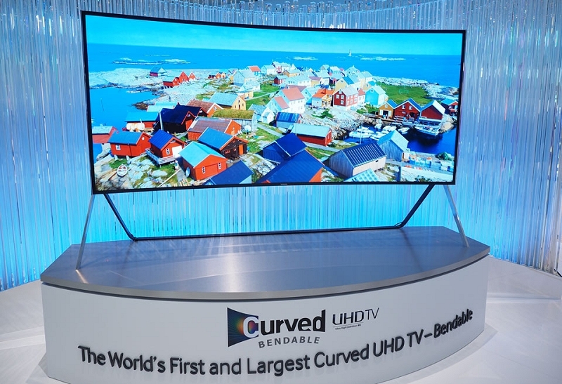 Samsung shows off jaw-dropping bendable 105-inch UHD TV