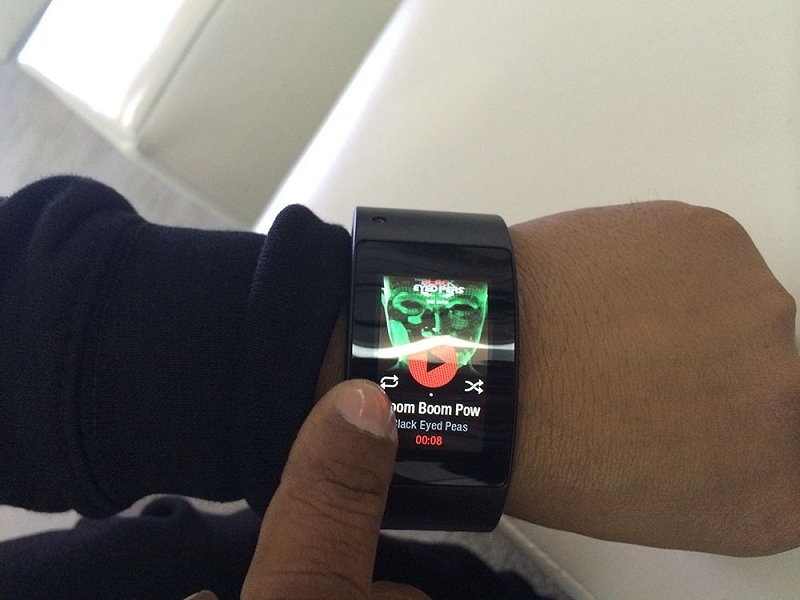 wearable call text phone will.I.am I.am puls wrist wearable strap cuff