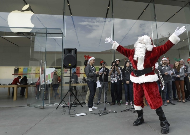 Apple responsible for more than half of all mobile device activations this holiday season