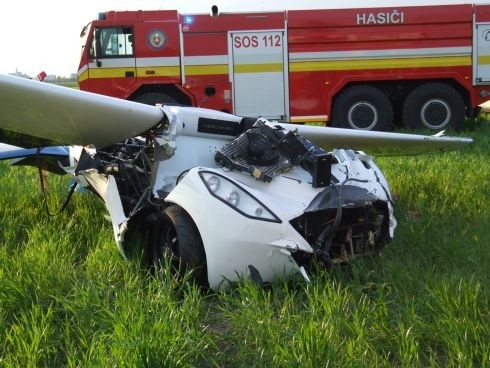 flying slovakia crash flying car pilot aeromobil stefan klein wreck