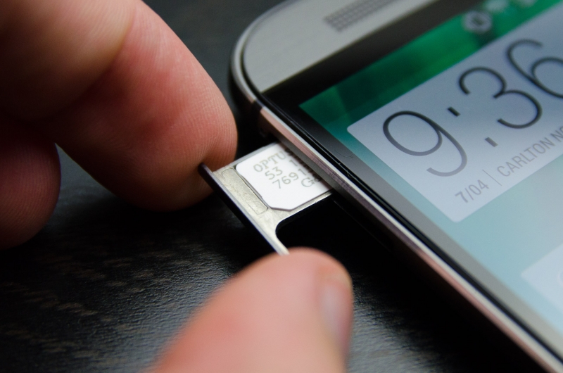 Apple and Samsung are preparing to kill the SIM card
