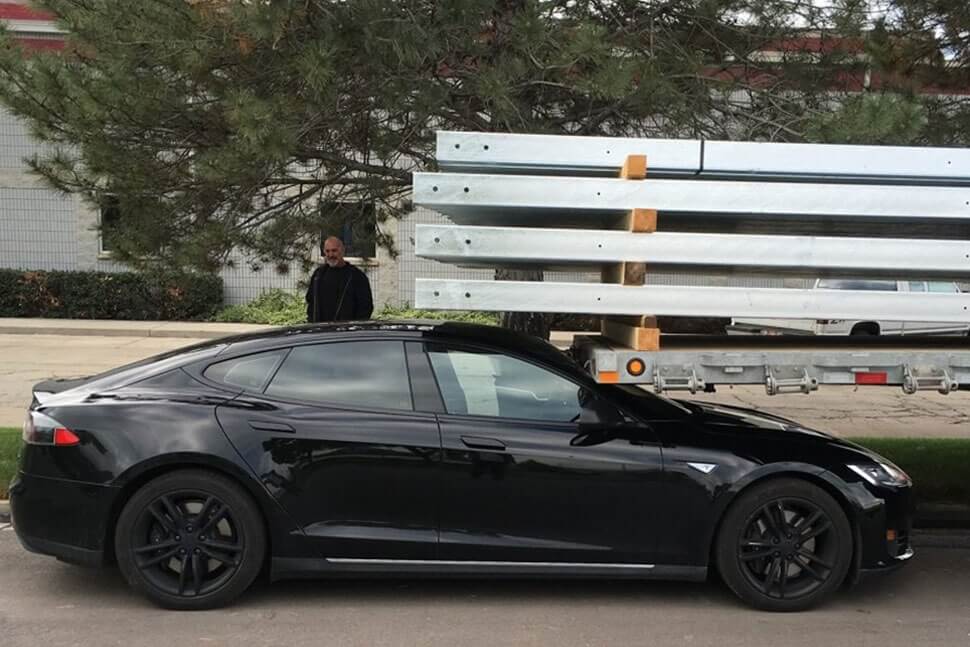 Tesla Model S owner says car drove itself into parked trailer, log data refutes claim