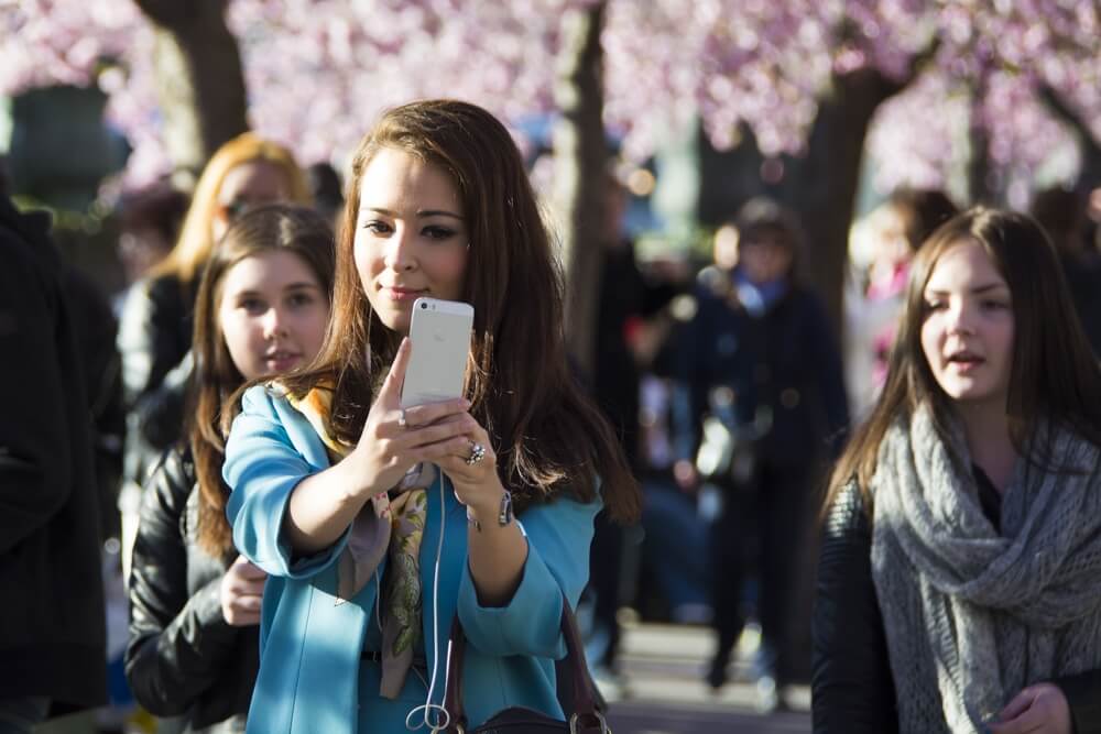 Selfie-takers often overestimate their attractiveness, study finds