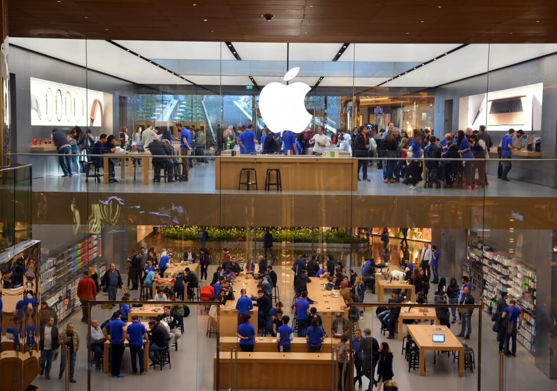 Customer captures Apple store robbery on smartphone