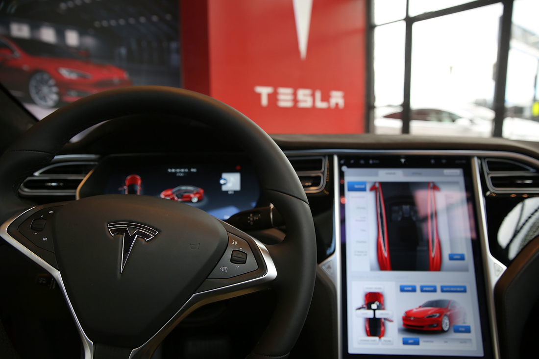 Consumer Reports urges Tesla to disable Autosteer, eliminate public beta testing