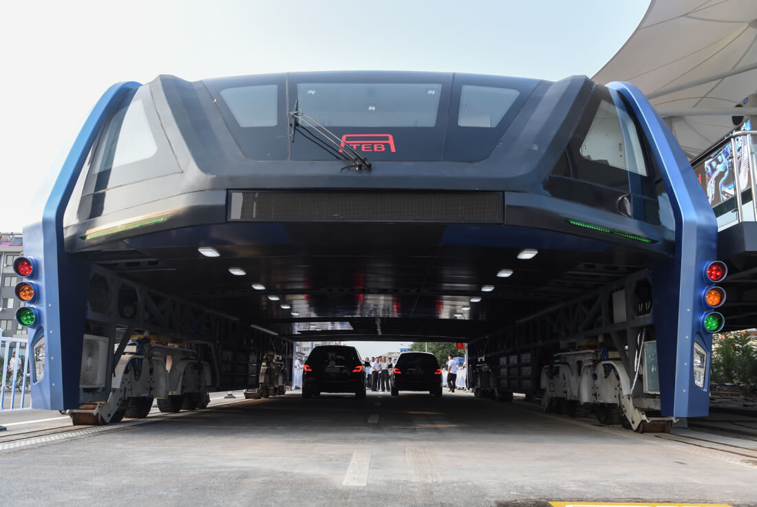 China's amazing straddling bus successfully completes its first road test