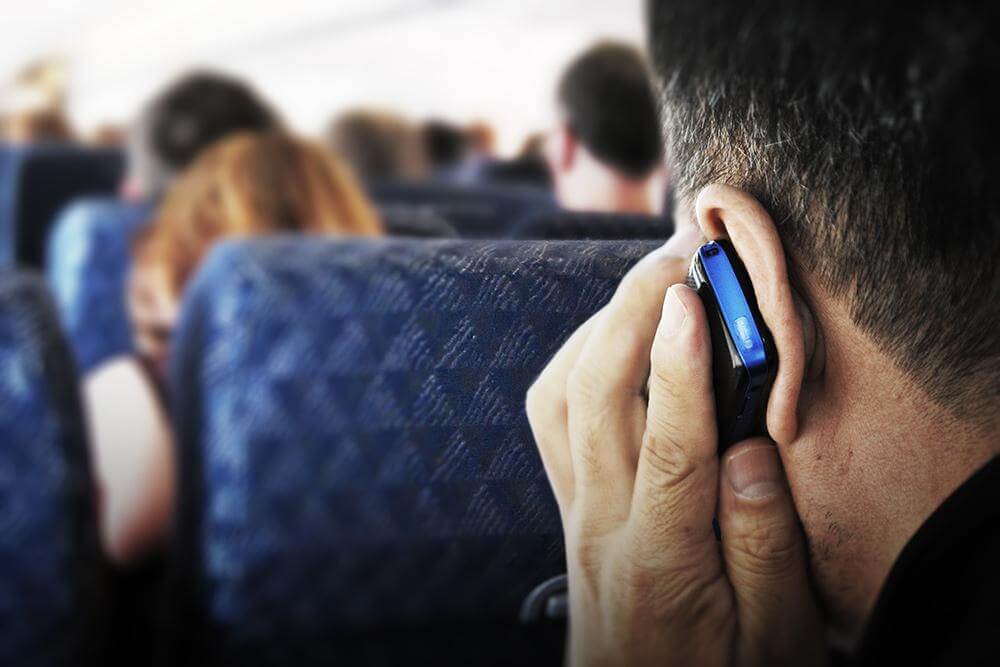 FCC chairman: In-flight cellular calls should continue to be banned