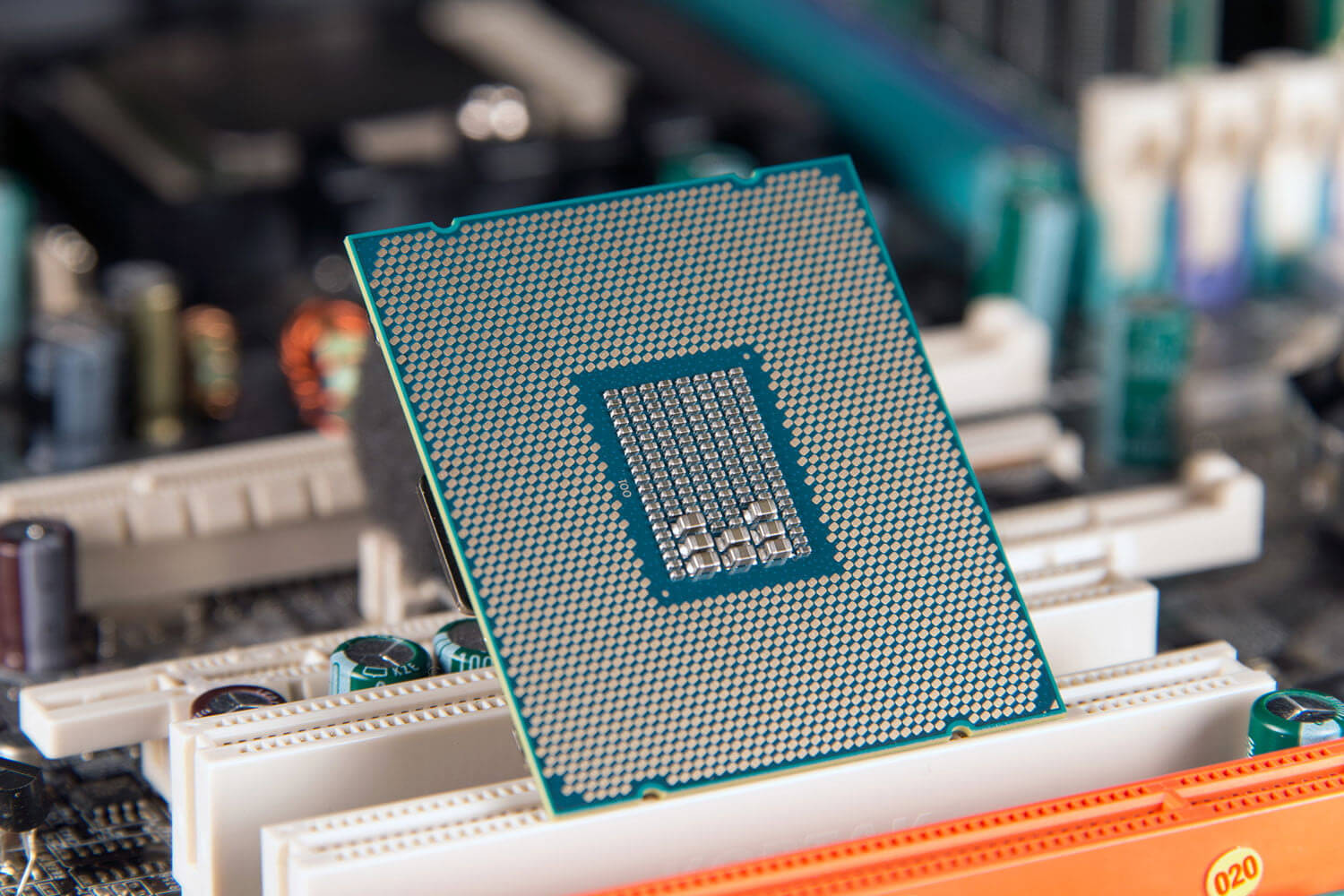 Intel CPUs have another bug that can leak sensitive information