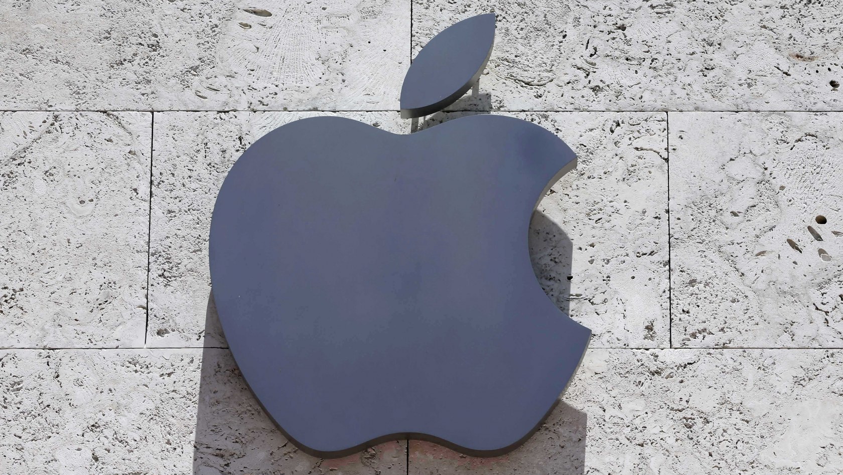 Apple tells employees to stop leaking information, in a leaked memo