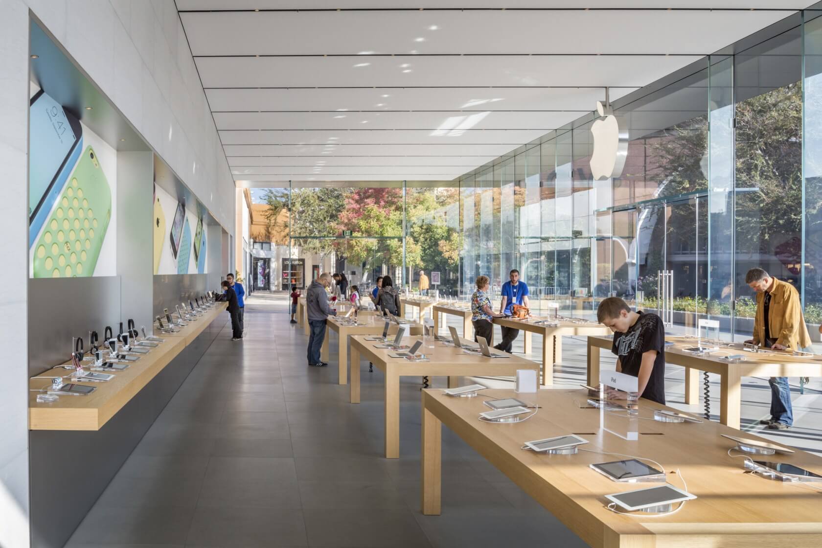 Apple wants its UK store rents reduced by 50%