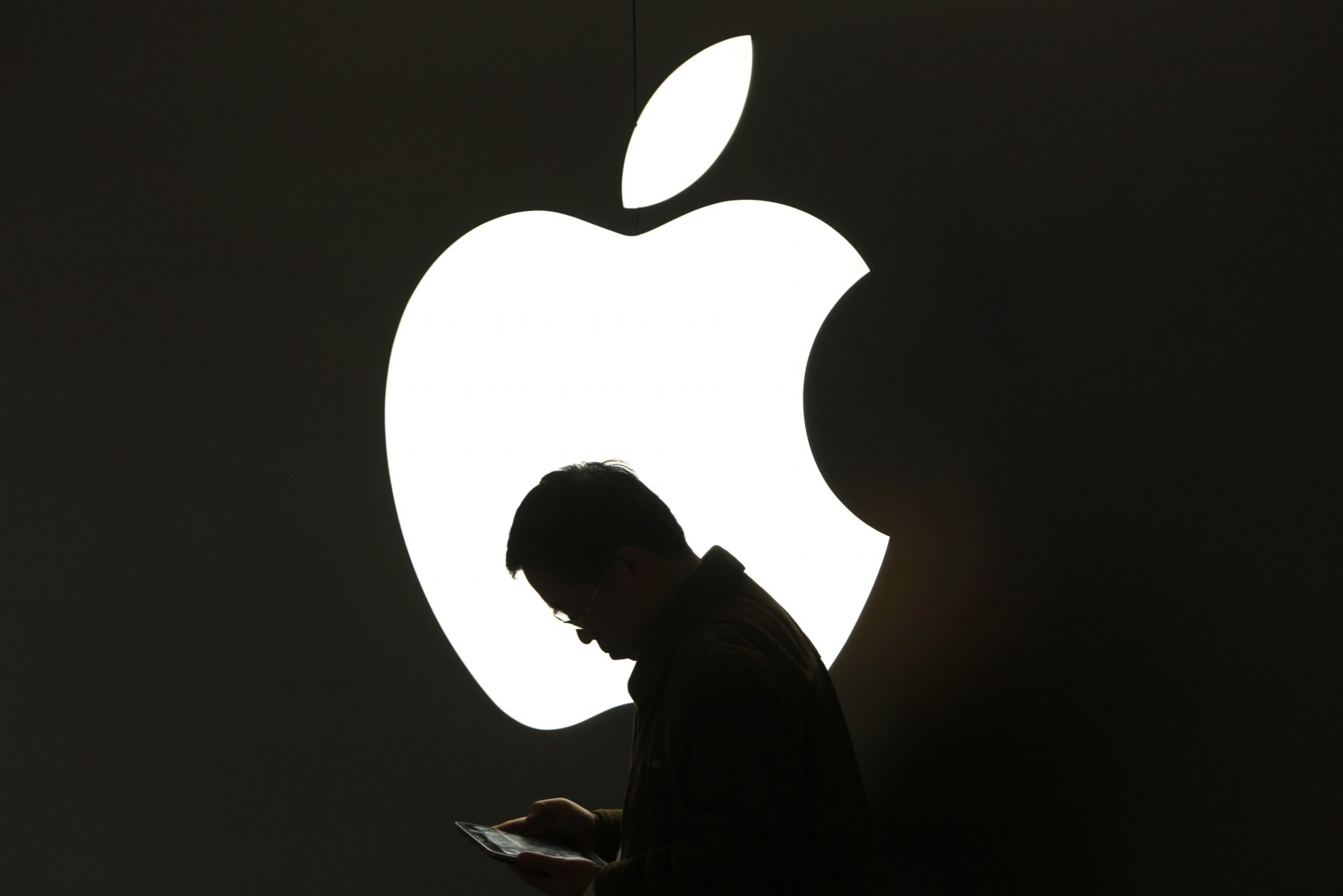 Teen hacks Apple systems and makes off with 90GB of data