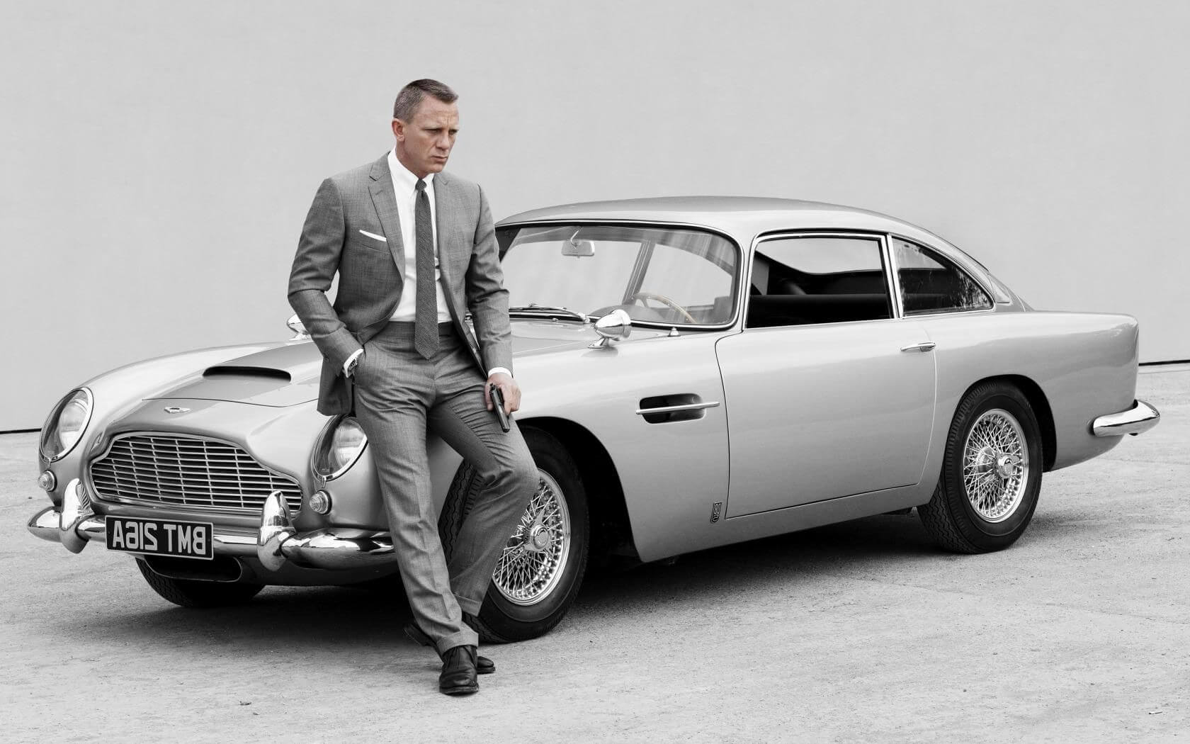 NEW Aston Martin DB5 Goldfinger With REAL 007 Gadgets! 