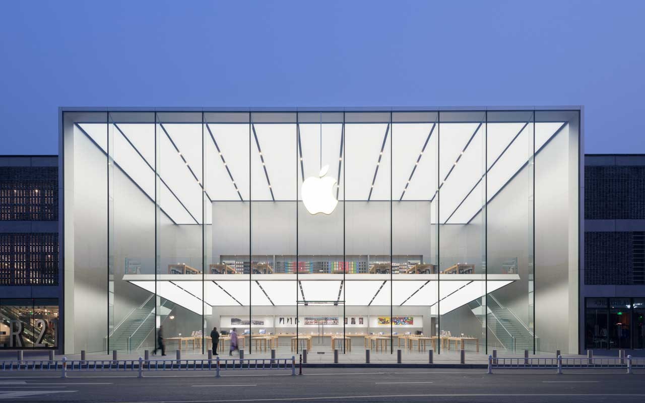 California charges 17 people in connection with Apple store robbery scheme