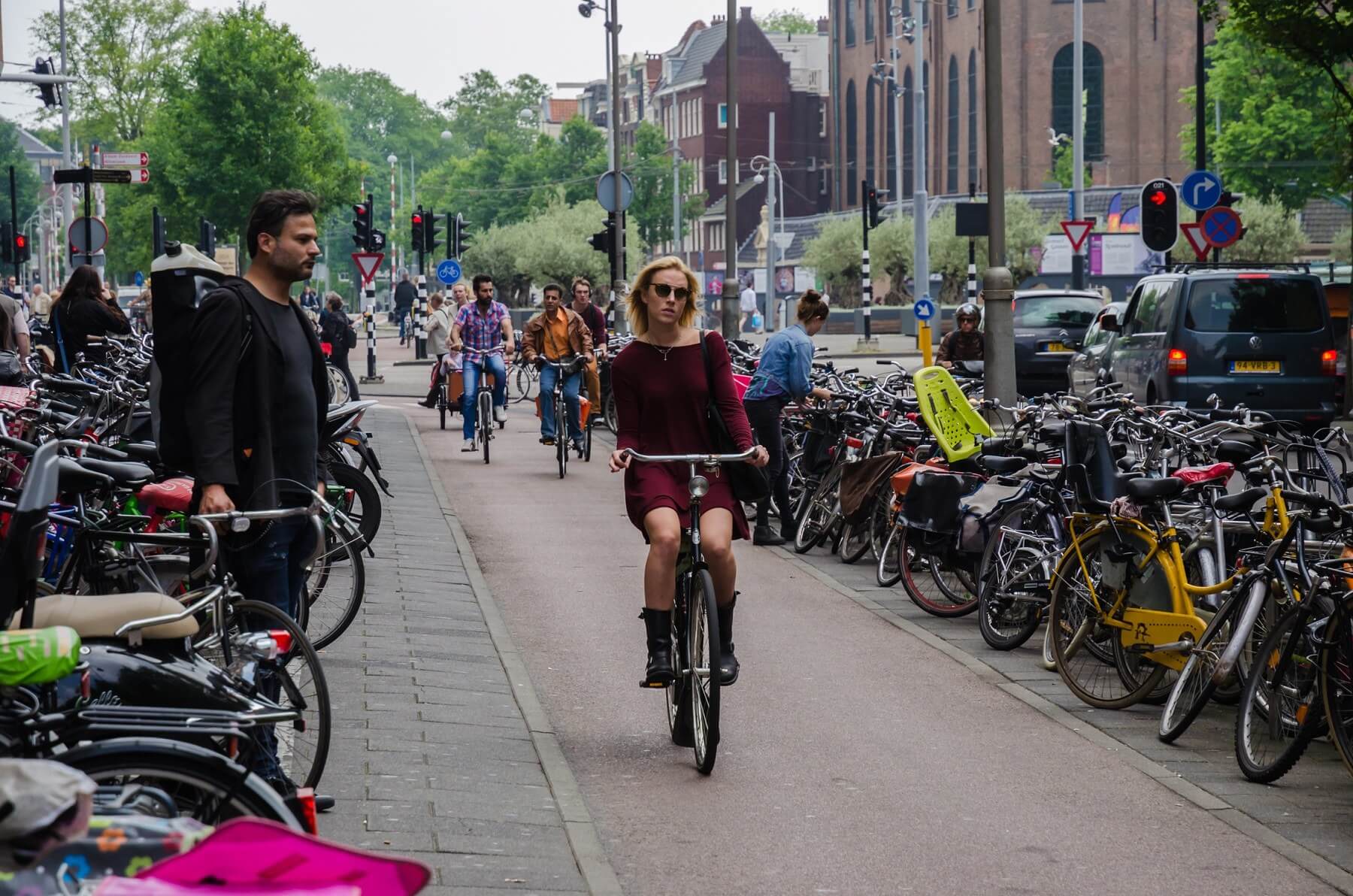Netherlands set to ban cyclists from using mobile phones