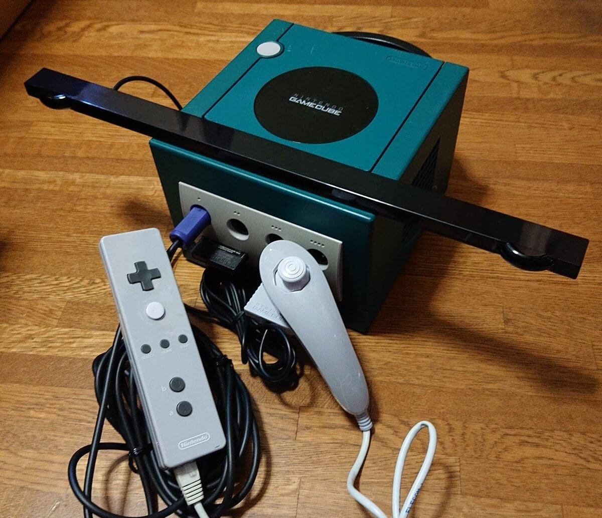 Nintendo WiiMote prototype that connects to GameCube sells at auction