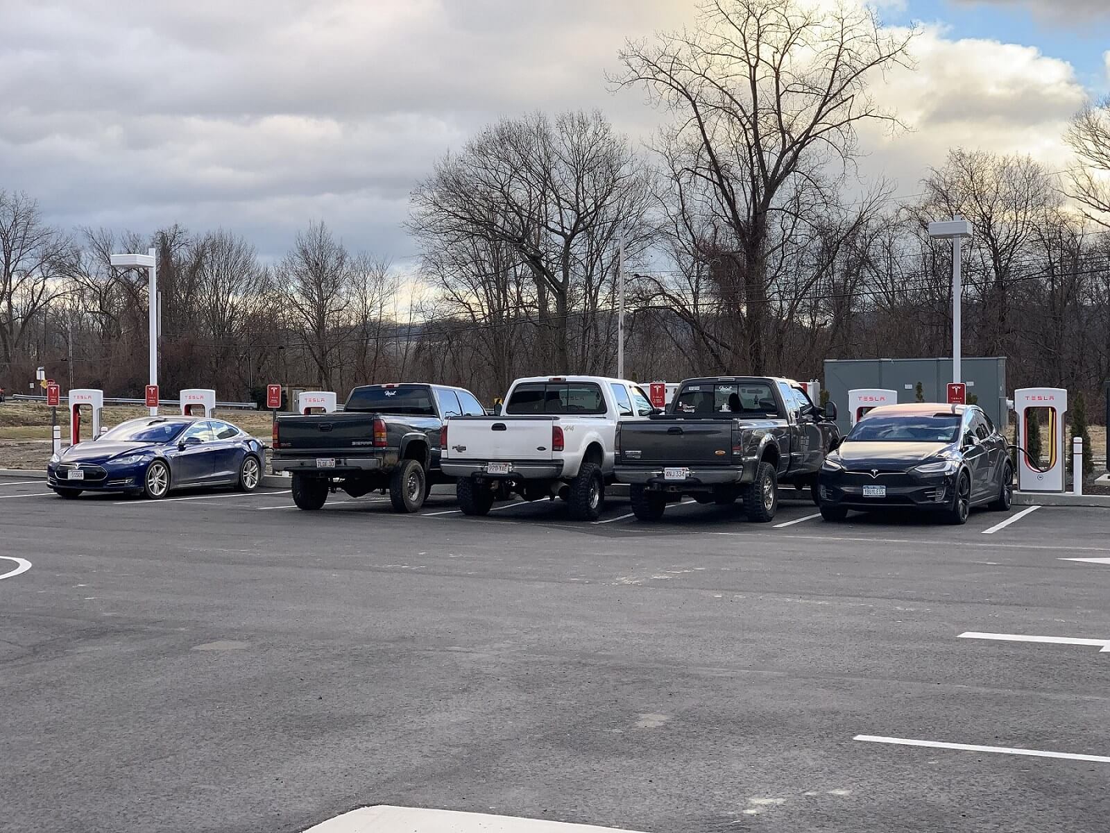 Tesla-hating pickup drivers are blocking charging stations, Model X owner shows they can be towed