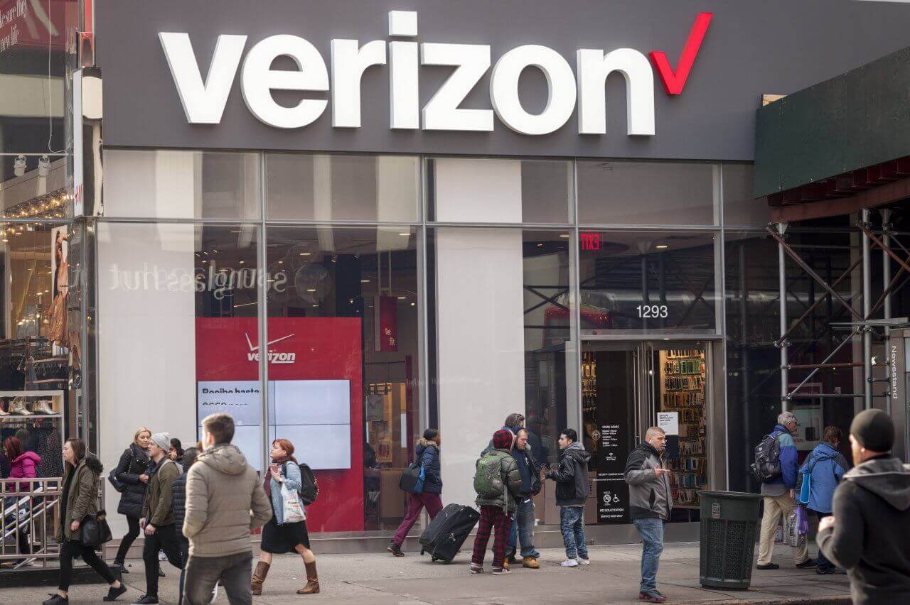 Verizon moves to lock new phones for consumers' protection