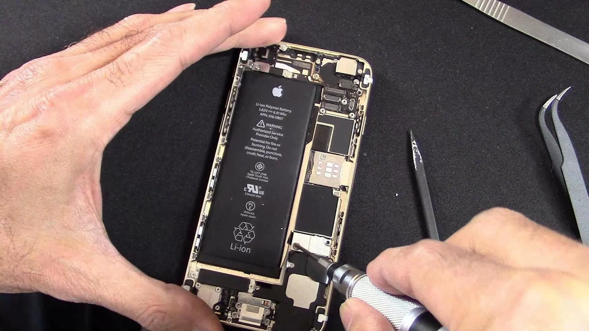 Apple reportedly moved to a more customer-friendly iPhone repair policy