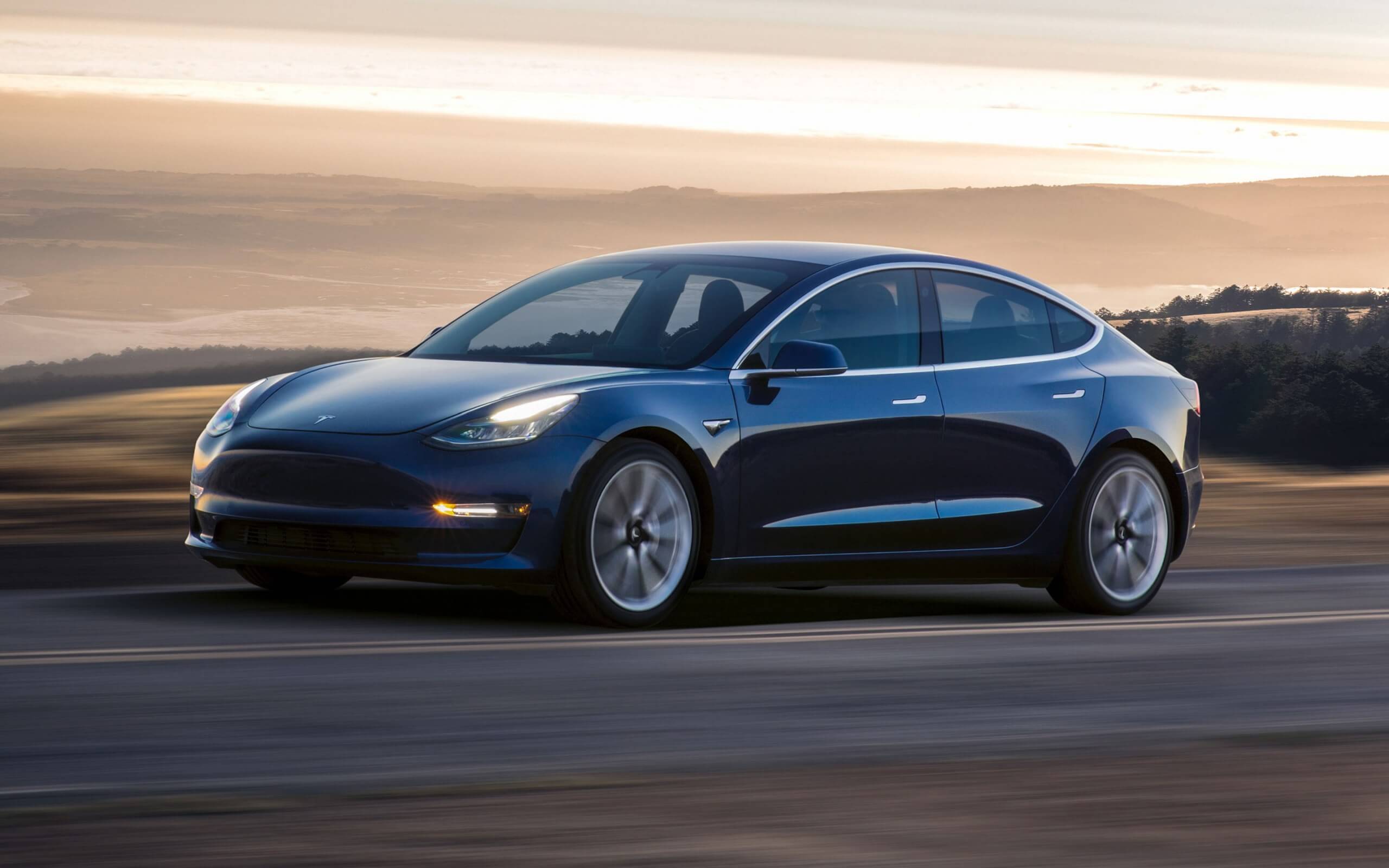 Tesla Autopilot is steering towards lane dividers again