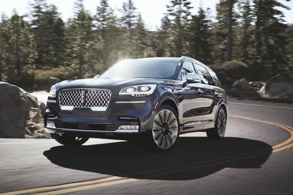 Lincoln's 2020 Aviator scans the road for potholes and speed bumps, adjusts the suspension accordingly