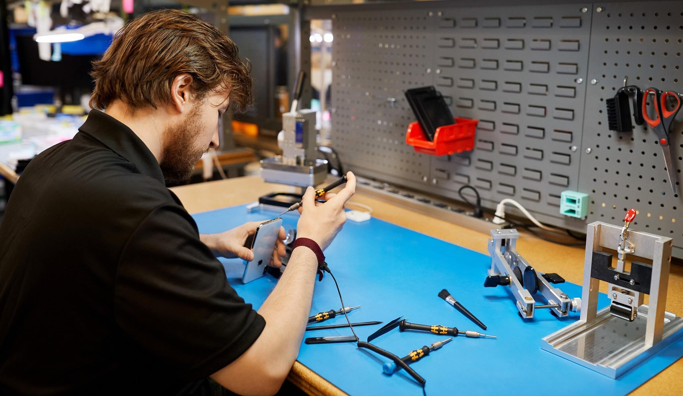 Apple will expand access to genuine iPhone parts for independent repair shops in the US