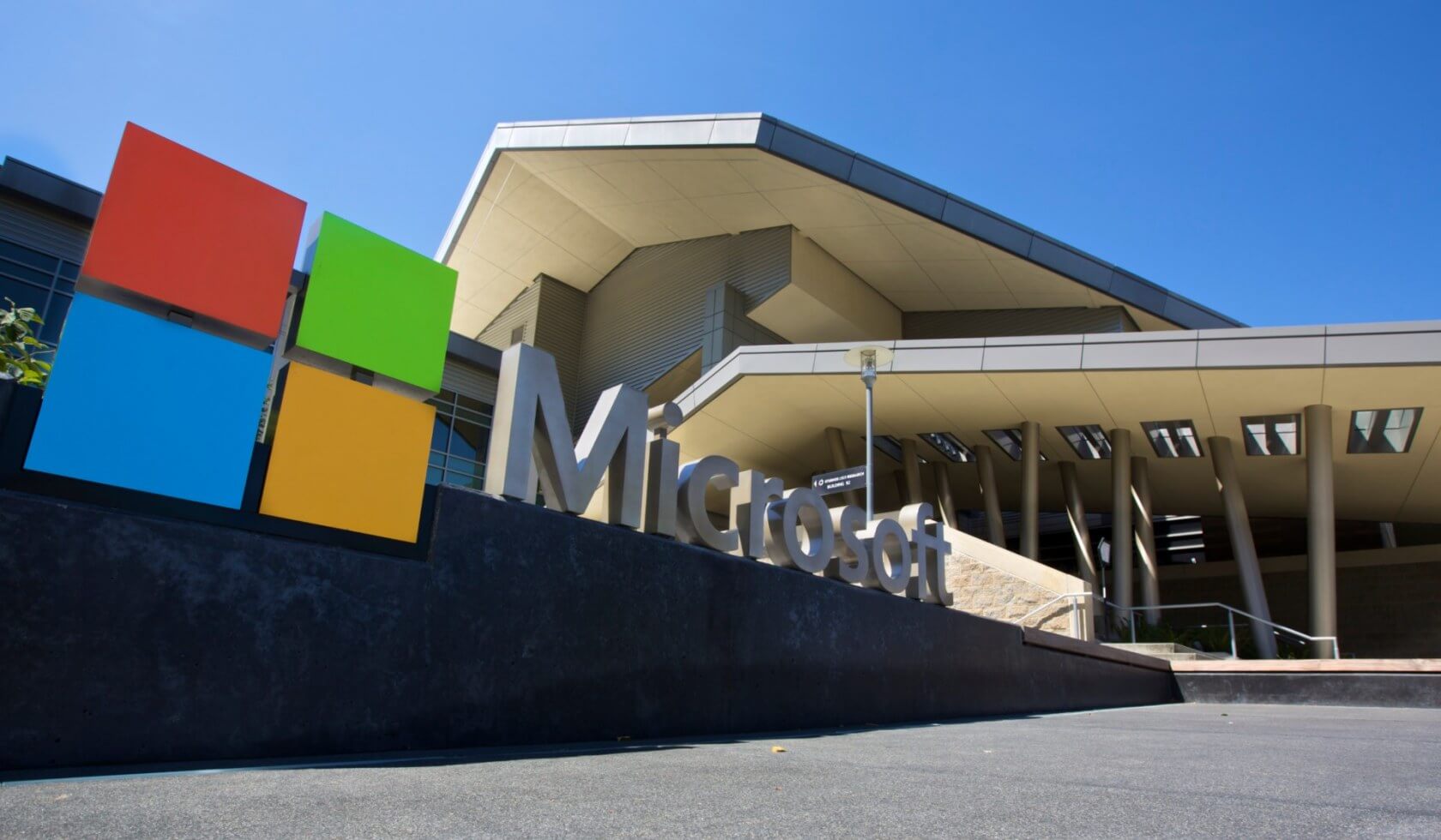 Microsoft beats Amazon in bid for $10 billion Pentagon cloud-computing contract