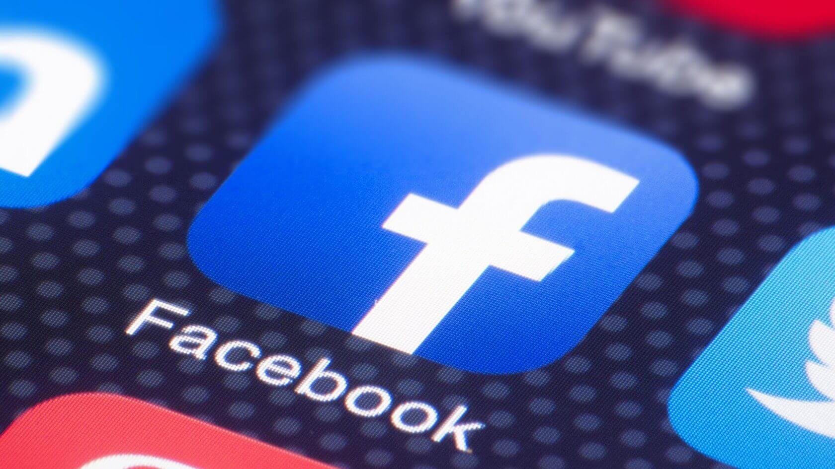 iPhone bug shows Facebook app accessing the camera while scrolling through videos and the newsfeed