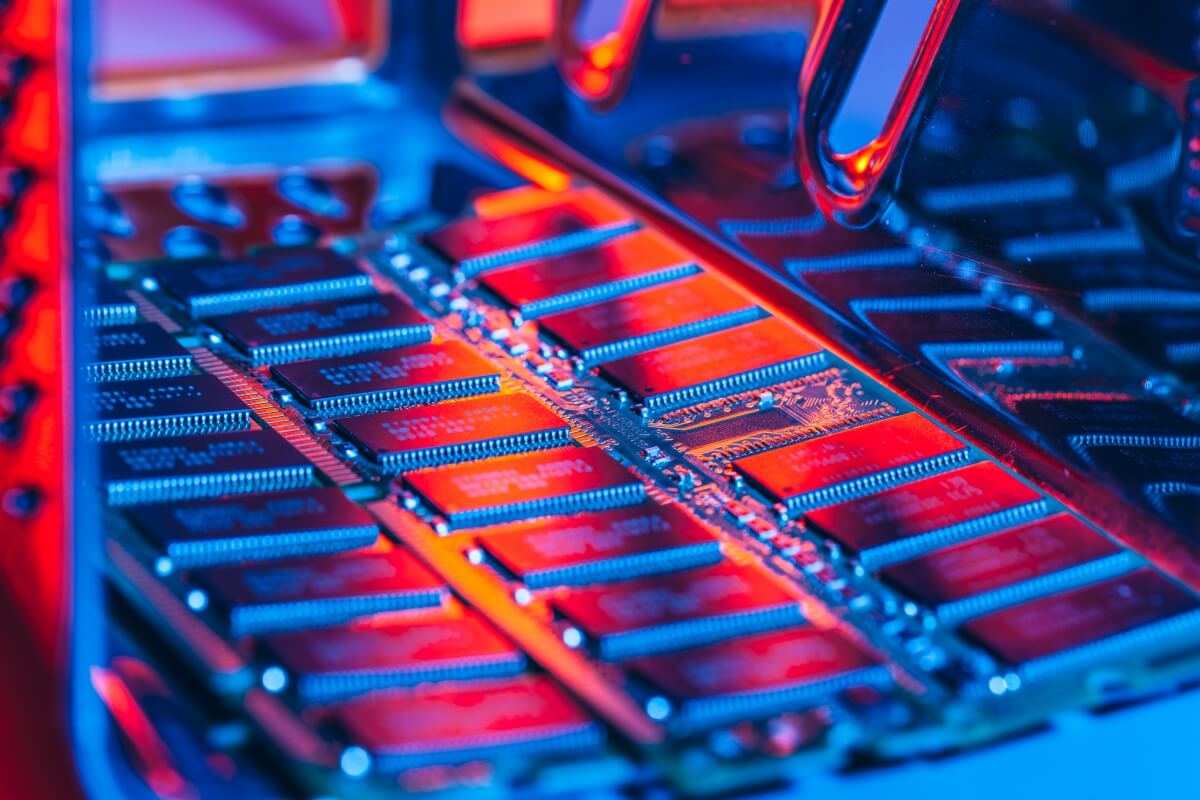 Micron starts sampling DDR5 RDIMMs with industry partners