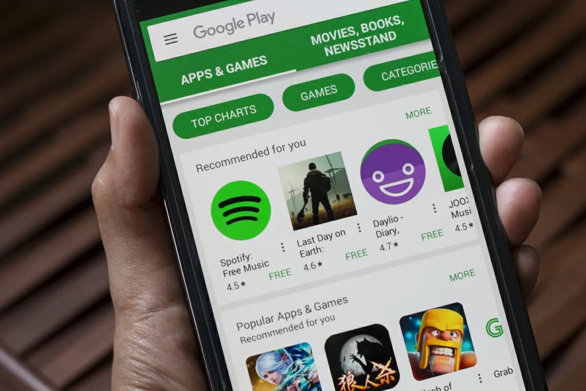 This app brings back the missing Play Store notifications for updates