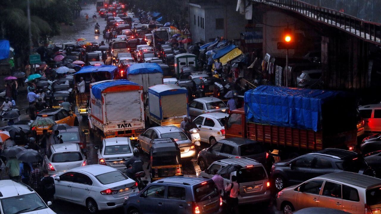 India tackles noise pollution with traffic lights that stay red if drivers continue to honk