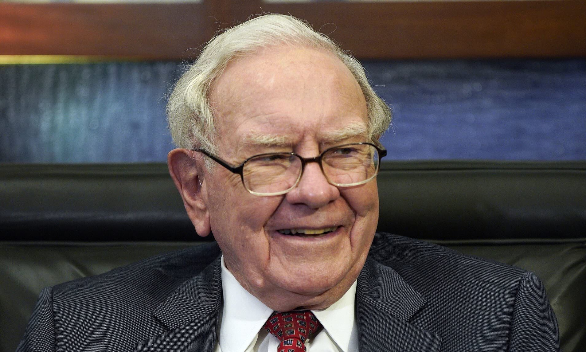 Billionaire Apple investor Warren Buffett finally upgrades his $20 flip phone to an iPhone