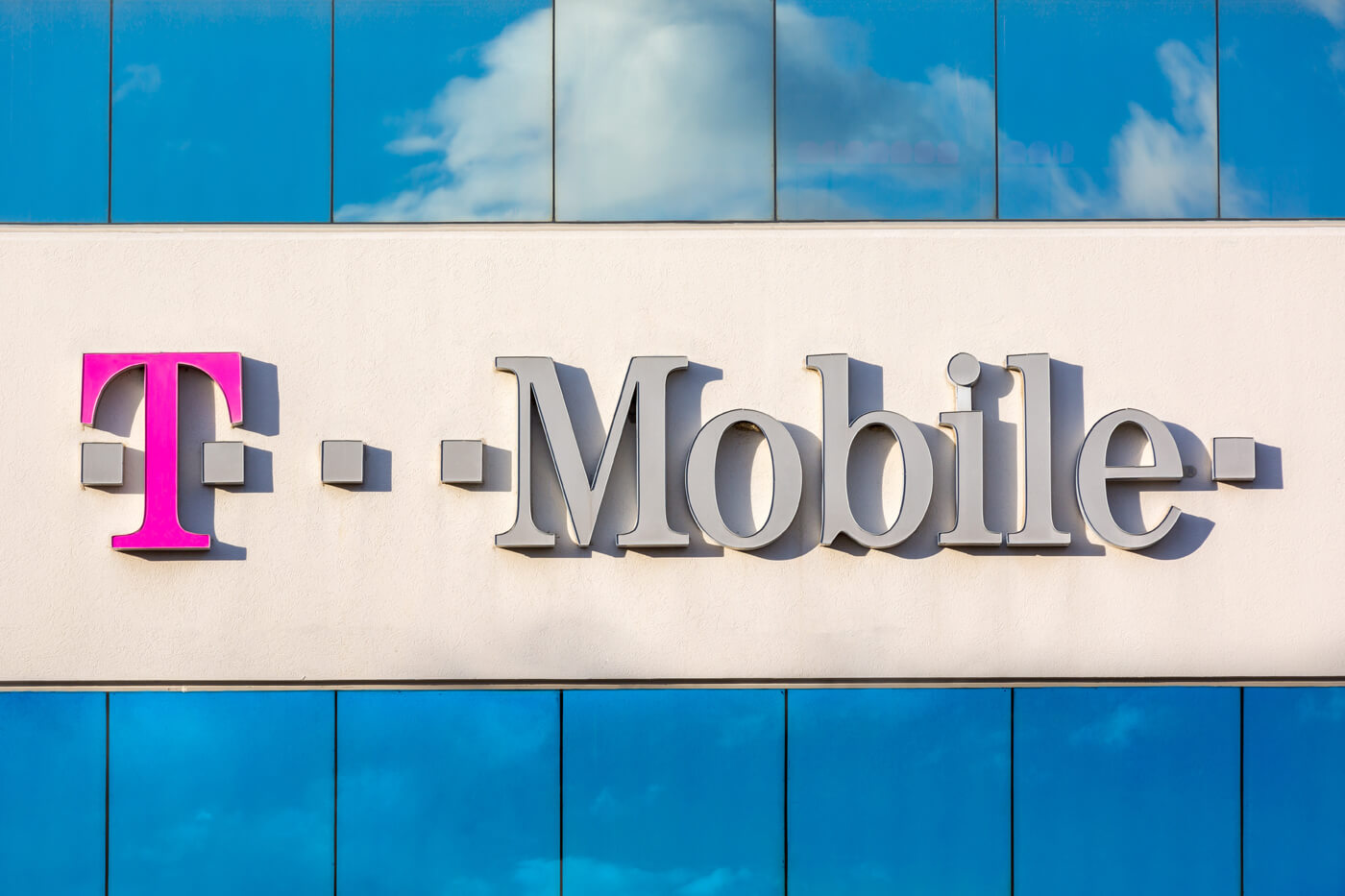 T-Mobile completes merger with Sprint, CEO John Legere steps down