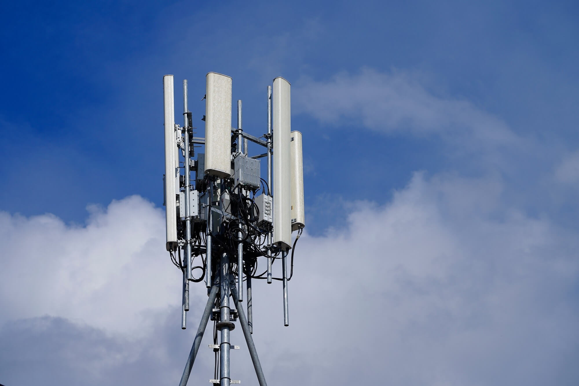 UK cell towers set on fire over 5G Covid-19 conspiracy theories