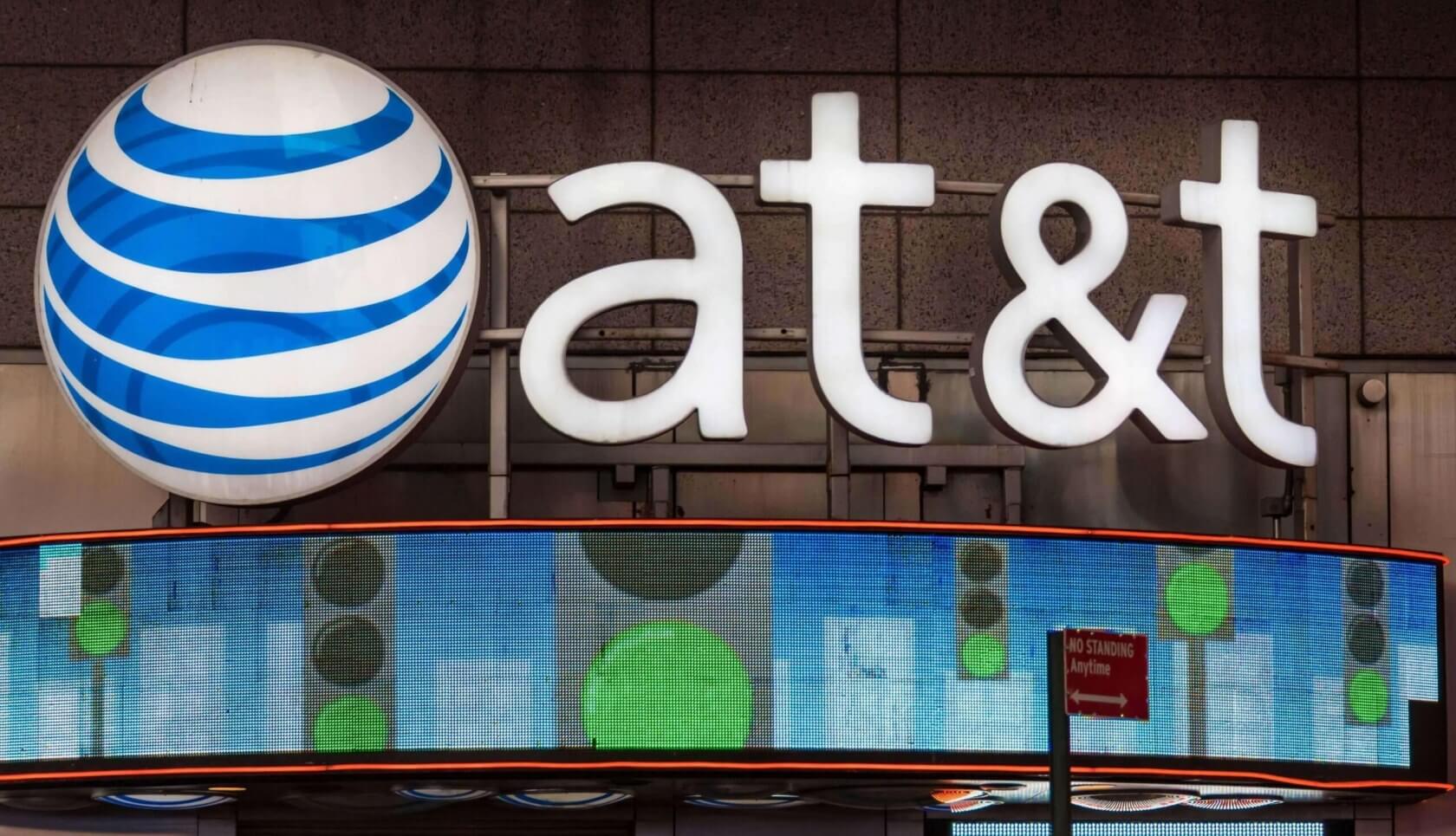 AT&T lost nearly 900,000 TV subscribers last quarter