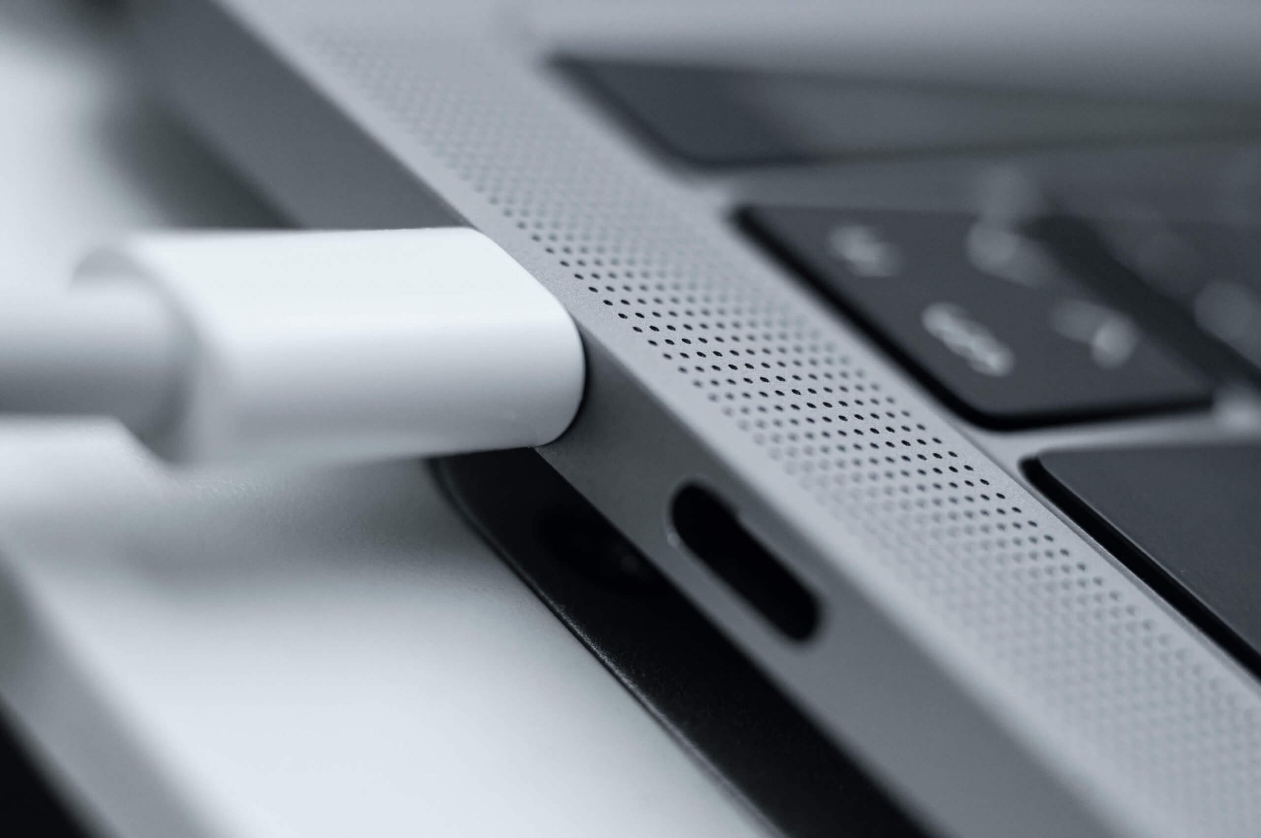 Charging a MacBook the wrong side can to noisy fans and lower performance |