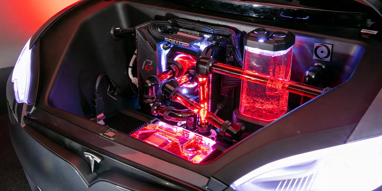 Origin desenvolve um PC Gamer topo de linha dentro de um mini carro da Tesla