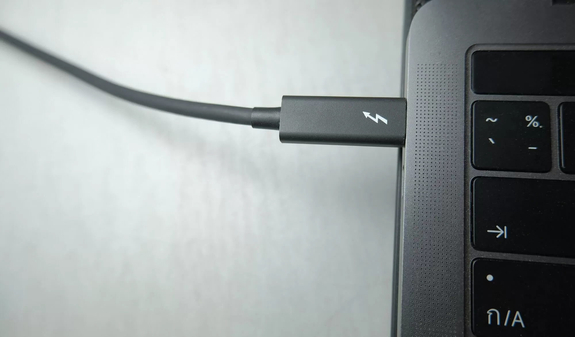 Thunderbolt 5 usb. Thunderbolt 5 ноутбук. Egpu thunderbolt 4. Разъём тандерболт 4 что это. Dell inspiron 24 5400 а-образная подставка.