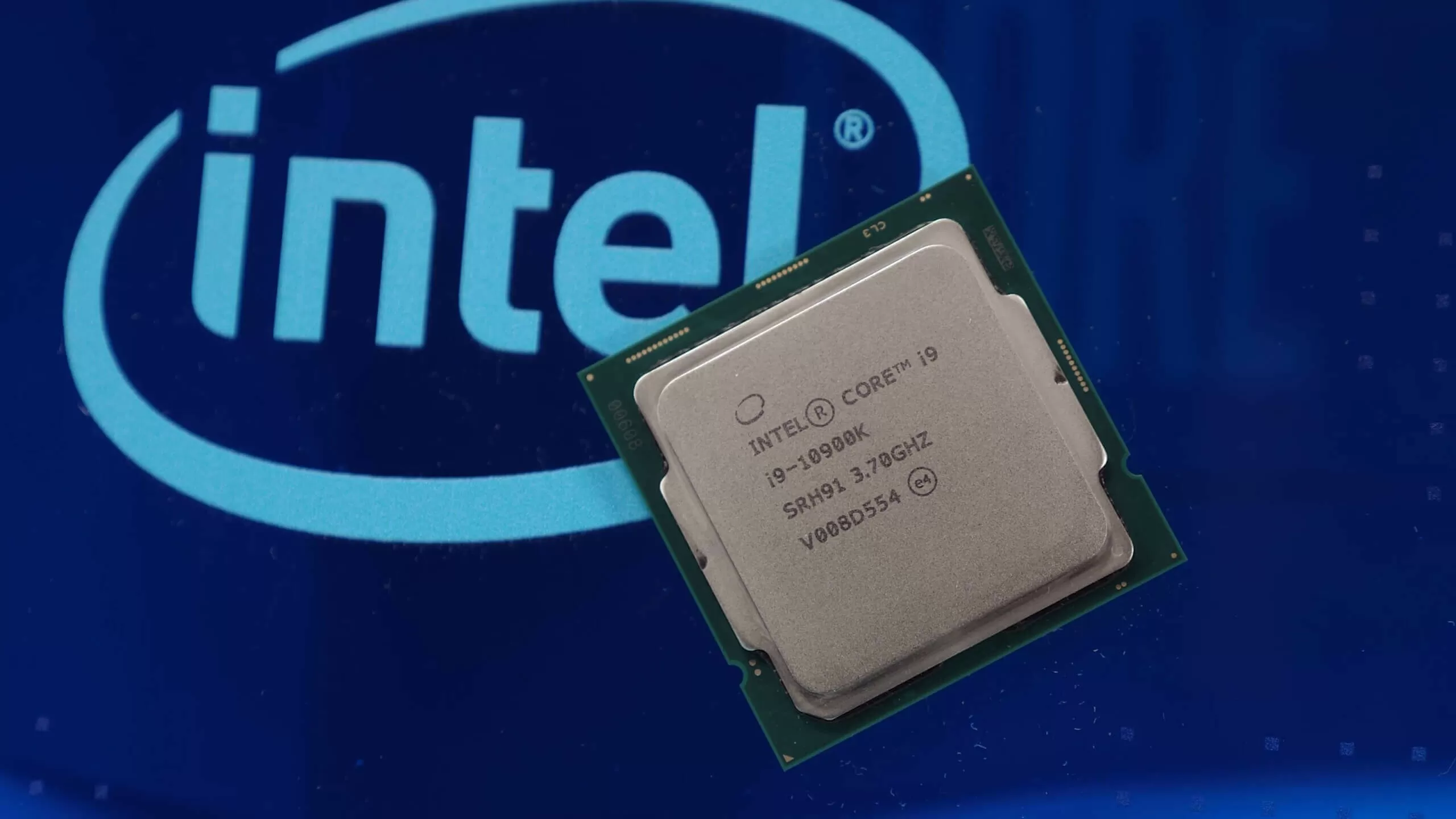 Intel Core i9-10900K overclocked to 7707.62 MHz using liquid helium