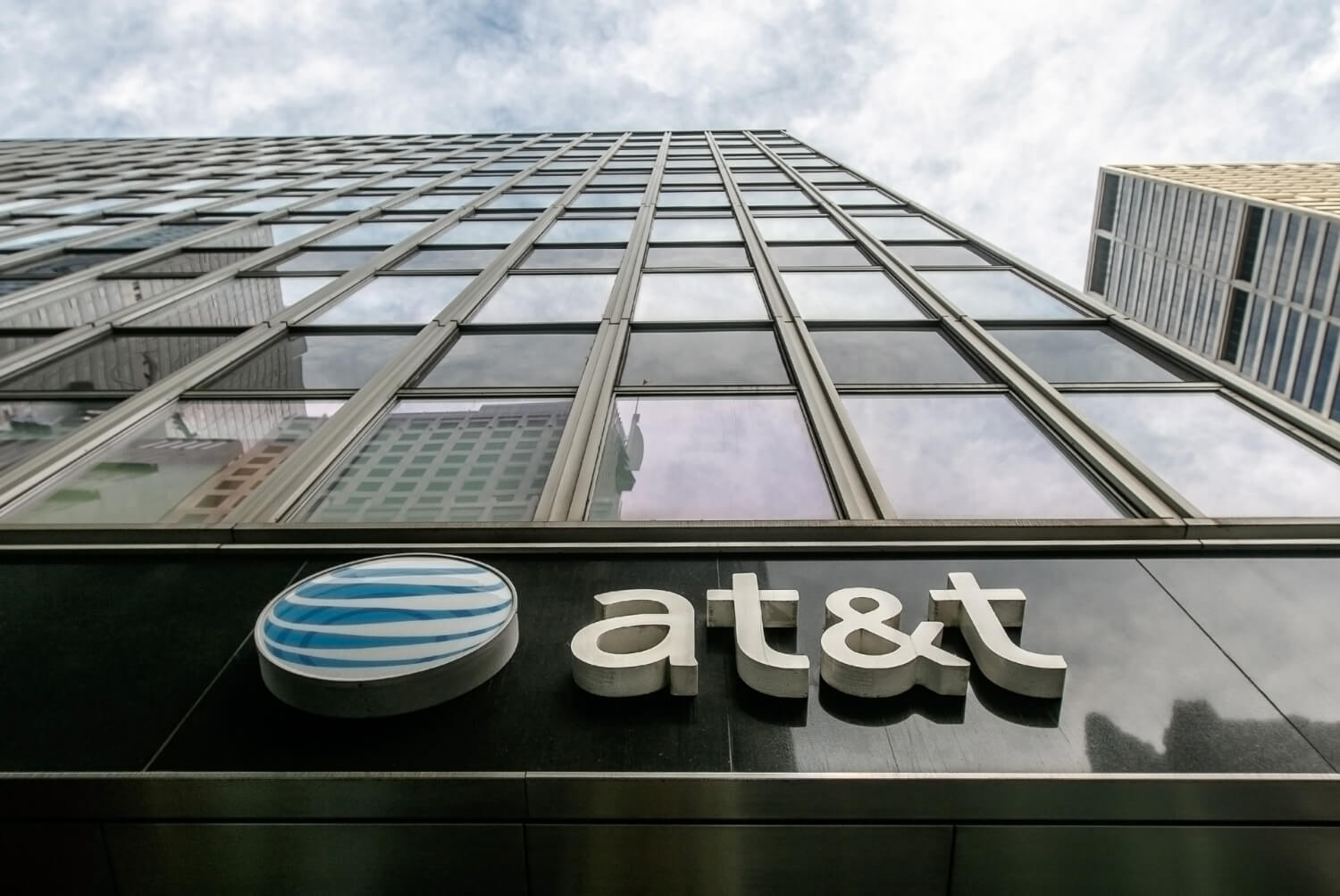 AT&T is slashing a 'sizable' number of jobs and closing 250 retail stores