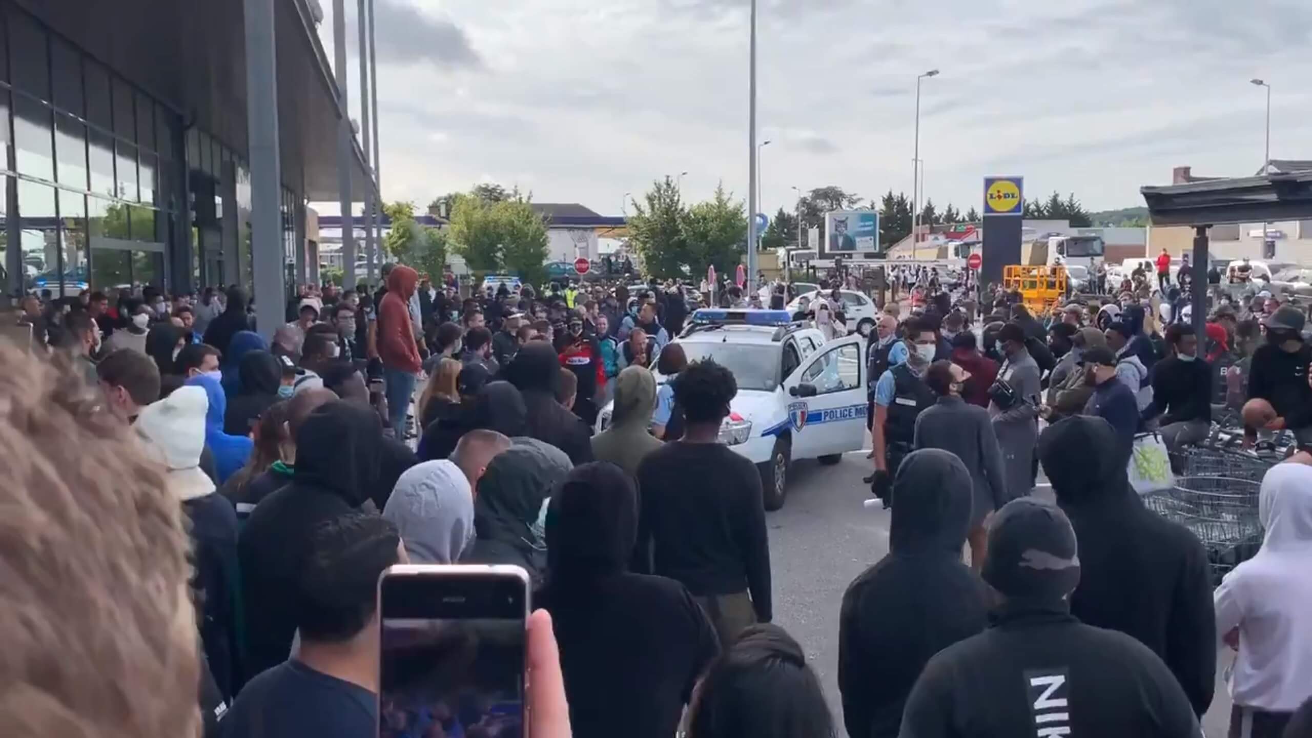 French PS4 sale leads to rowdy crowds being pepper sprayed by police