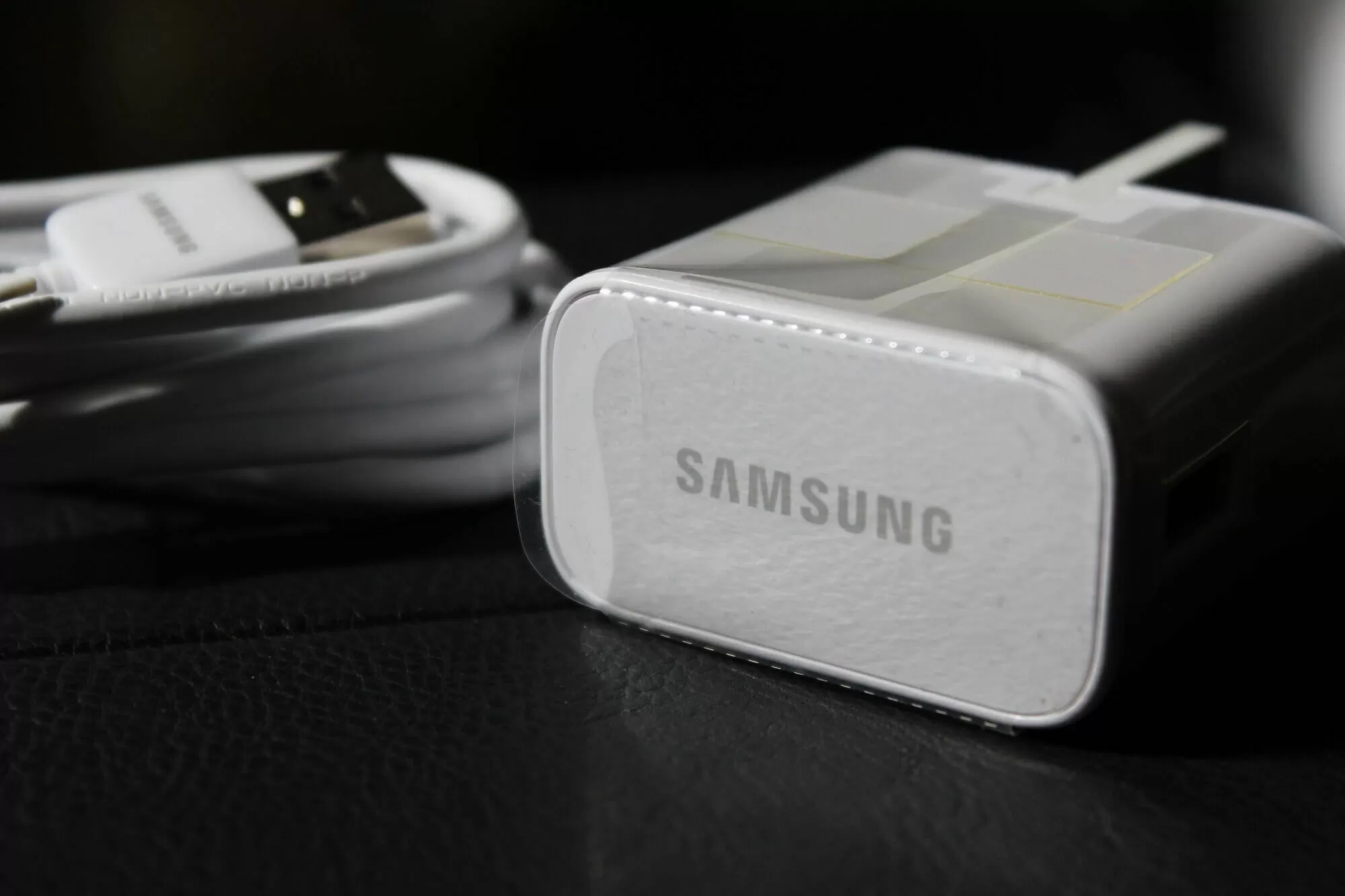 Rumors of Samsung unbundling chargers reinforced by removal of Apple-mocking Facebook post