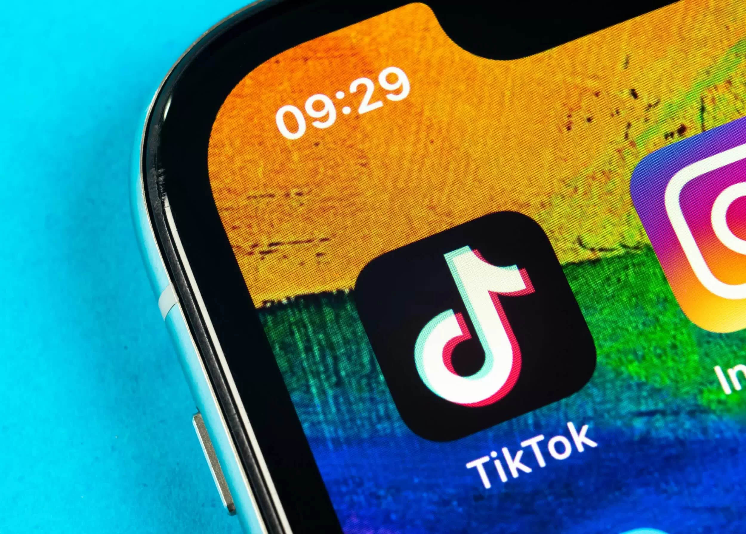 Сертификат тик ток айфон купить. ТИКТОК. Тик ток на смартфоне. Tik Tok продвижение. ТИКТОК экран.